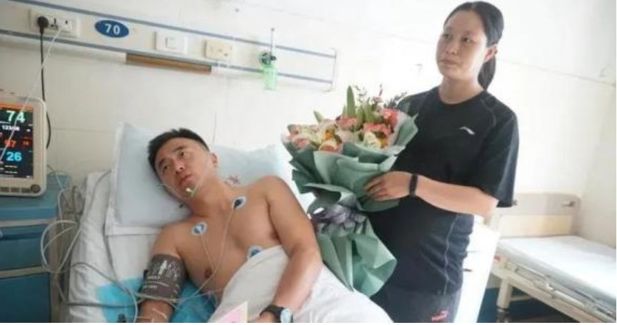 公交坠湖后，不会游泳的他是怎样与人合力救起六名溺水者？