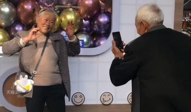 老爷爷下蹲20分钟给奶奶拍照，这是爱情最美的样子吗？