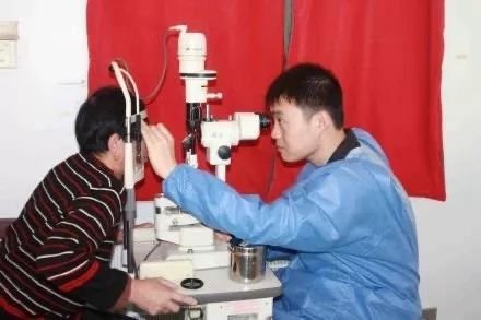 陶勇医生仍然在受伤前的诊室工作，是什么力量支撑他克服之前的阴影？