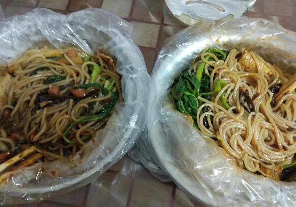 辽宁一高校食堂卖螺蛳粉，但是禁止堂食，背后的原因有哪些？