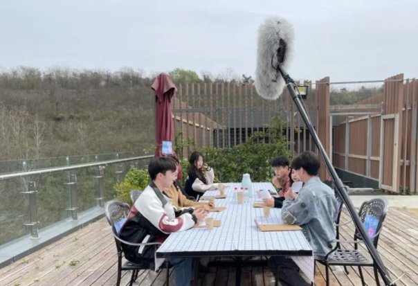大学生自制校园恋爱综艺结束后几乎都分手,他们这些大学生懂得经营感情吗?