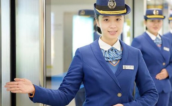 在四川，一男子询问退票遭火车站工作人员喇叭敲头，你如何看待此事？