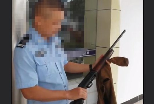湖北一男子收拾父亲遗物时发现长枪，最终是如何将其安置的？