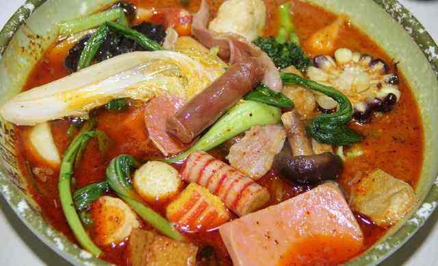 杨国福麻辣烫被曝吃出蚯蚓,门店是如何回应的?食品安全该如何保障?