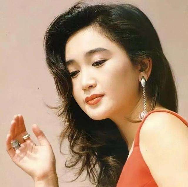温碧霞四川吃火锅被偶遇,穿短裤美腿吸睛,她的现状如何?