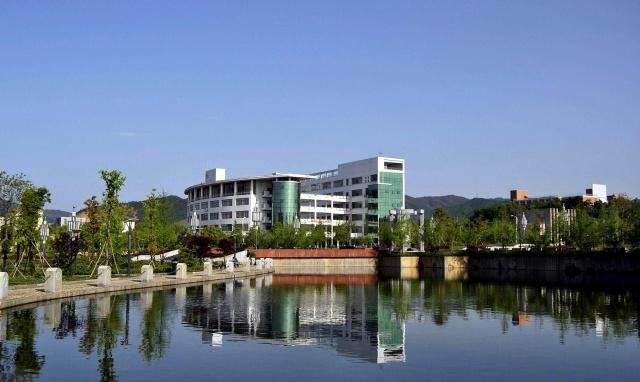哪所大学被“降级”,从第一批次沦落为二本招生,曾有112所分校?