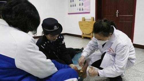 山东民警给涉毒女孩过19岁生日，你如何看待民警的做法？