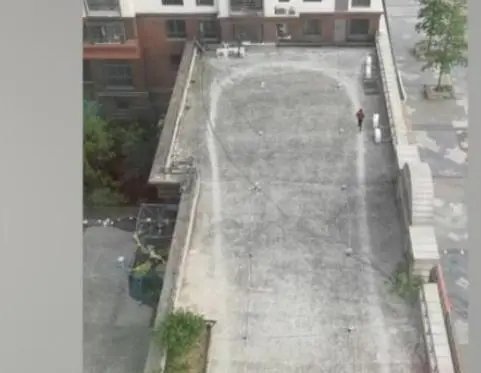 淮南一小区内，女子天台散步把楼顶走出一圈跑道，她为何对跑步乐此不疲？