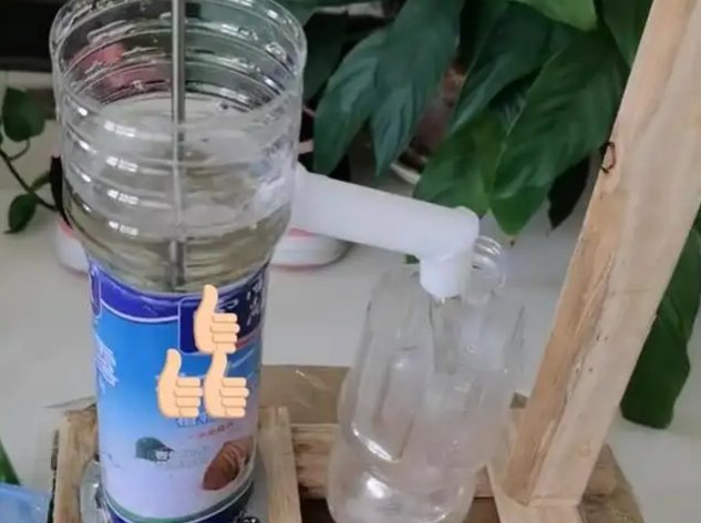 外孙女想玩压水井，姥爷巧用矿泉水瓶复刻，最终的效果如何？