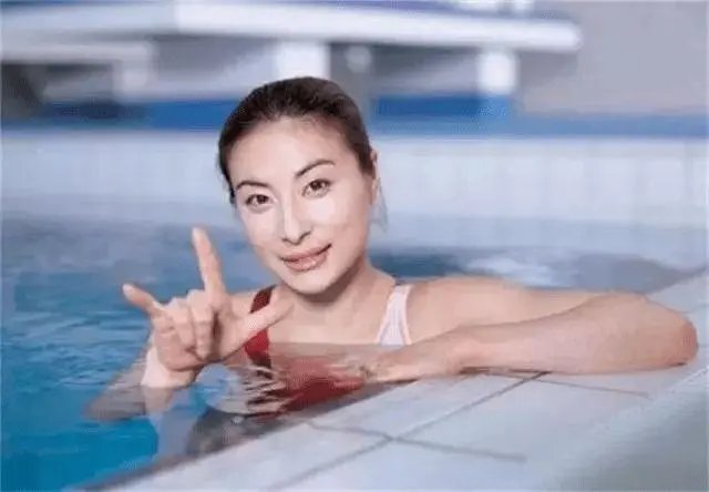 全红婵参加冬奥特别活动，被邓超求合影，她还和哪些明星有过梦幻联动？
