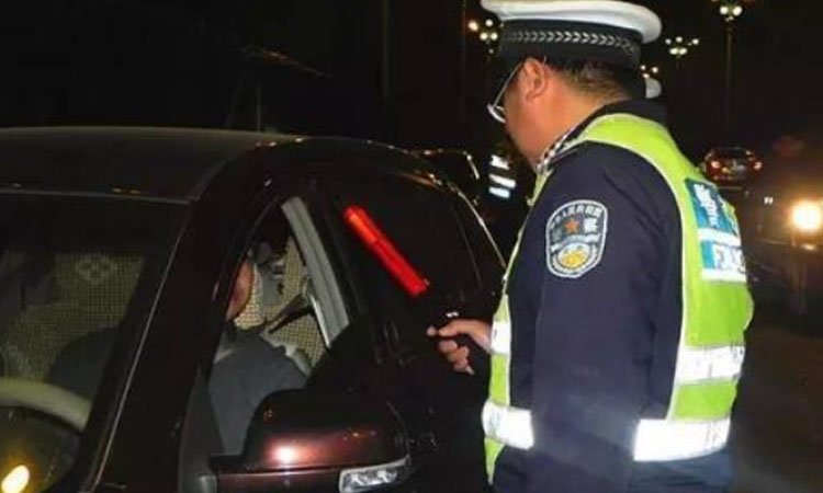 山东撞飞交警肇事司机投案,该名司机将会面临什么处罚?