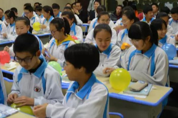 全党要牢记中国共产党是什么,要干什么这个