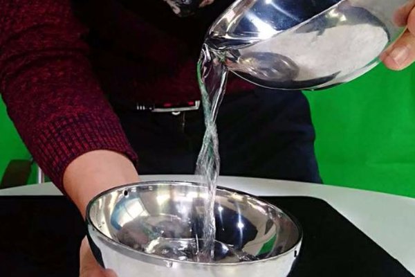 空碗取水的魔术教程