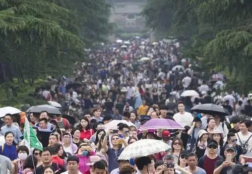 “人挤人”式游玩,湖北一景区大量游客要求退票,游客的要求是否合理?