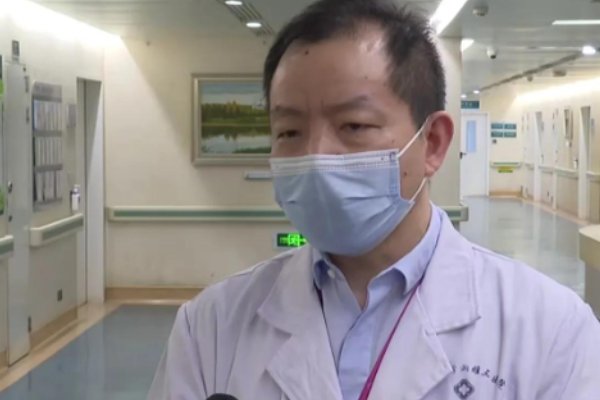 “想大口喝矿泉水”的女孩双腿保住了,是谁保住了她的性命和双腿?