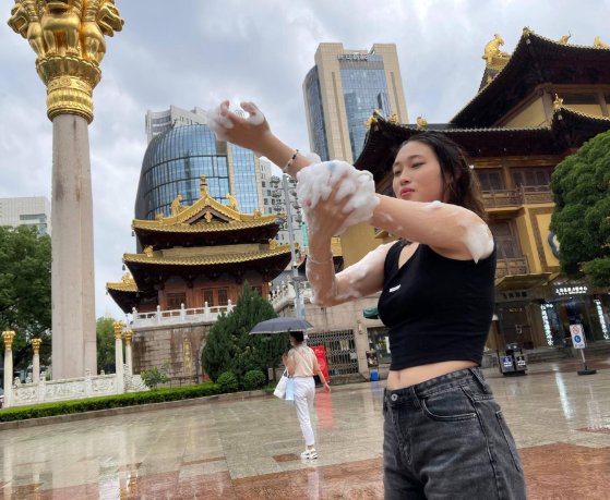 上海街头奇观：数十位市民冲进暴雨中搓澡！市民为何会做出如此之举？
