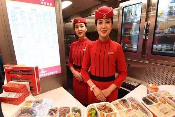印度游客第一次做中国高铁后,提出两点不足,为何却深受网友赞同?