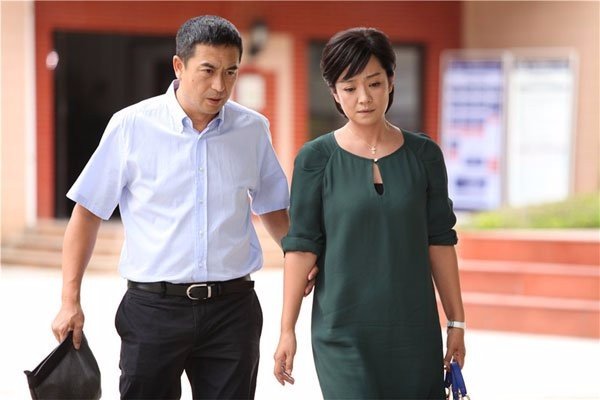 张嘉译妻子王海燕深夜微博发文疑似离婚,为何吓坏了网友?