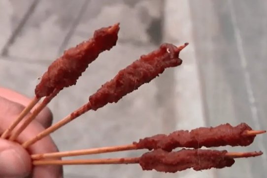 杭州男子外卖点了“烈焰牛肉味小串”感觉味道不对，商家是如何处理此事的？