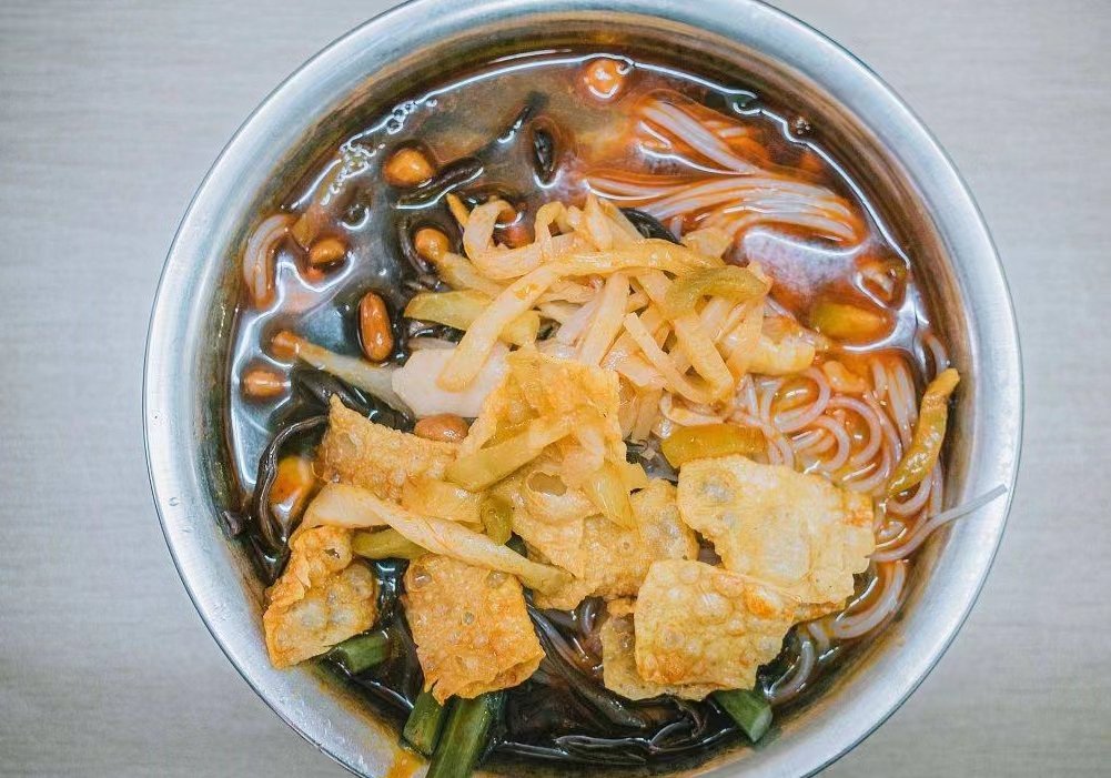 辽宁一高校食堂卖螺蛳粉，但是禁止堂食，背后的原因有哪些？