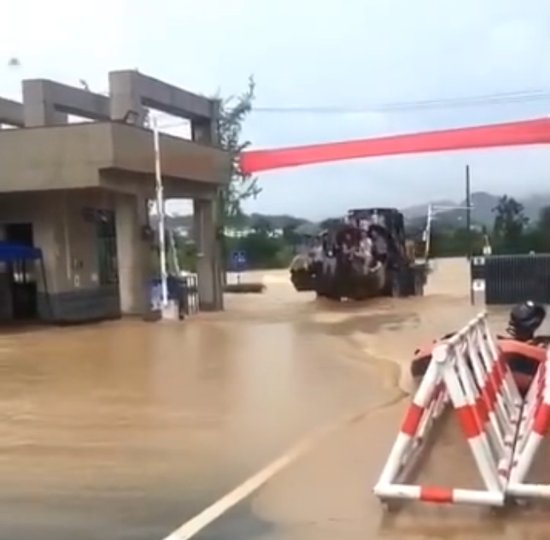安徽歙县高考语文数学试卷将更换，是因为暴雨的原因吗？