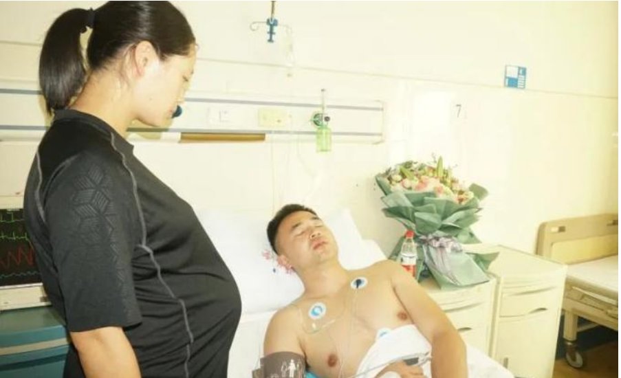 公交坠湖后，不会游泳的他是怎样与人合力救起六名溺水者？