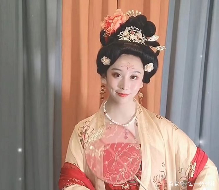 演员姜白鹤自曝被侵犯，吃9粒药物控制情绪，诉求不要再造谣，咋回事？