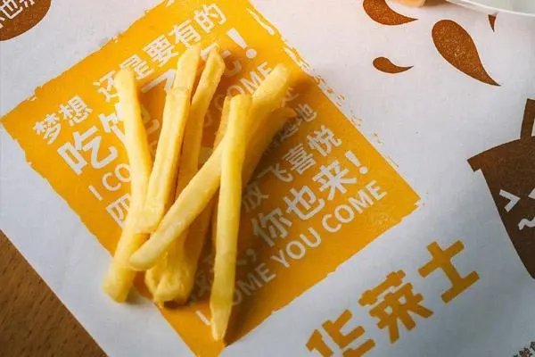 网曝华莱士汉堡中吃出蟑螂，店员：不可能！真相到底如何？