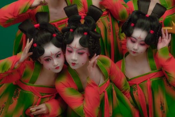 唐宫夜宴舞者打卡郑州地标,唐宫夜宴妆容是如何完成的?