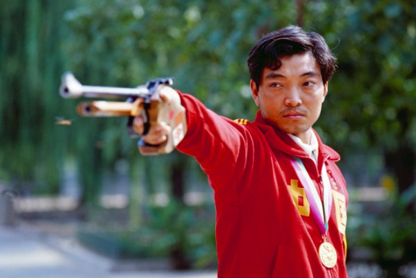 我国最早在奥运会夺得金牌的是谁