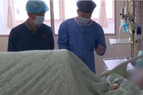 “想大口喝矿泉水”的女孩双腿保住了,是谁保住了她的性命和双腿?