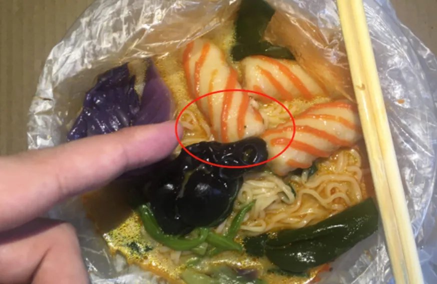 男生吃麻辣烫，碗边发现脏物，网友看吐，塑料餐具你还敢继续用吗？