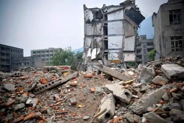 四川泸定6.8级地震导致房屋道路等基础设施受损严重，地震的危害有多大？