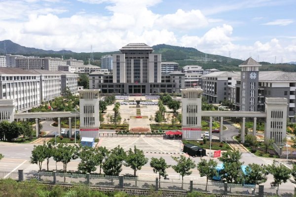 滇西应用技术大学在哪