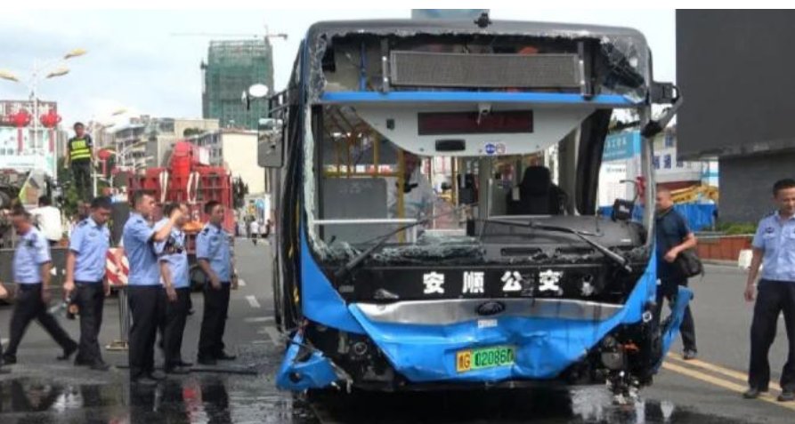公交坠湖后，不会游泳的他是怎样与人合力救起六名溺水者？