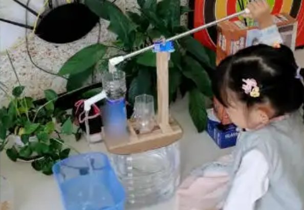 外孙女想玩压水井，姥爷巧用矿泉水瓶复刻，最终的效果如何？