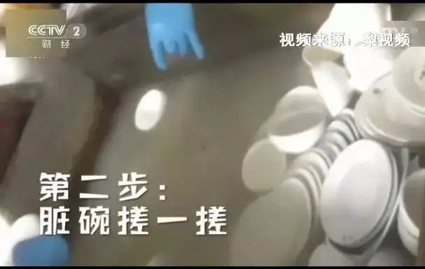 男生吃麻辣烫，碗边发现脏物，网友看吐，塑料餐具你还敢继续用吗？