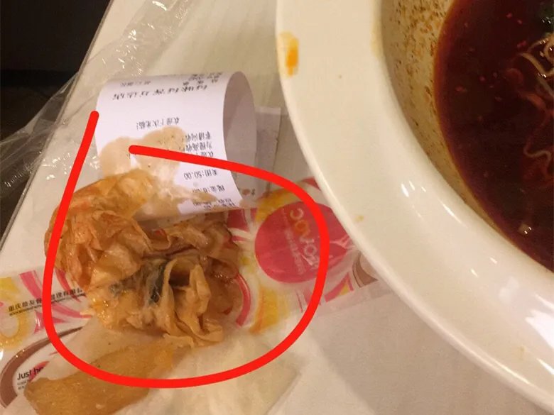 男生吃麻辣烫，碗边发现脏物，网友看吐，塑料餐具你还敢继续用吗？