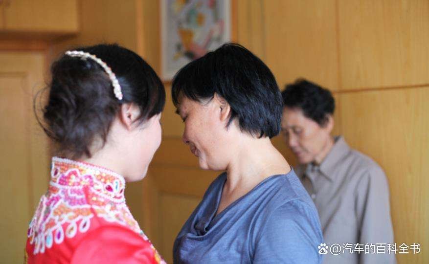 婆家40多人盛装带礼送儿媳回娘家,这样的习俗未来会消失吗?