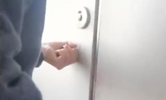 黑龙江一高校女生厕所内产子，她为什么要选择这么做？