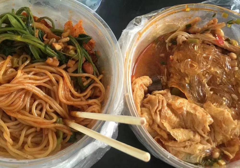 辽宁一高校食堂卖螺蛳粉，但是禁止堂食，背后的原因有哪些？