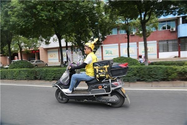 月入2万骑手小哥在老家全款买138平新房，送外卖真的会有前途吗？