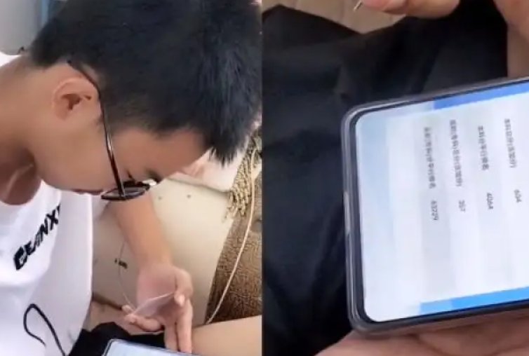 儿子查分后盯手机愣住，妈妈心疼！这名学生到底考的如何？