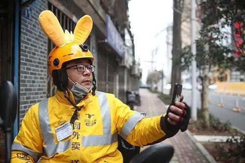 月入2万骑手小哥在老家全款买138平新房，送外卖真的会有前途吗？