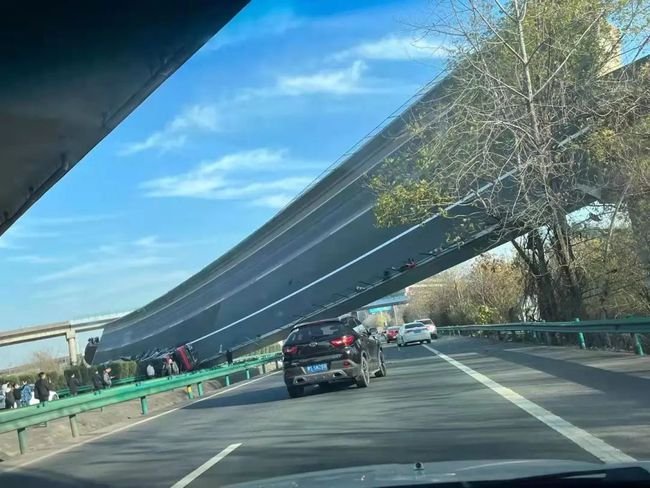 湖北一高速公路桥侧翻,事发匝道去年曾加固,为何依旧发生了事故?