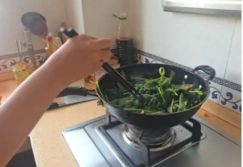 一边做饭饭一边燥l