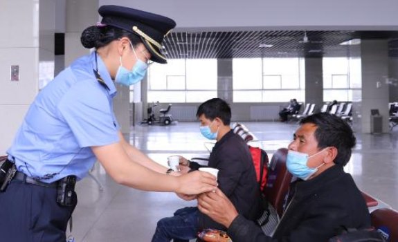 在四川，一男子询问退票遭火车站工作人员喇叭敲头，你如何看待此事？