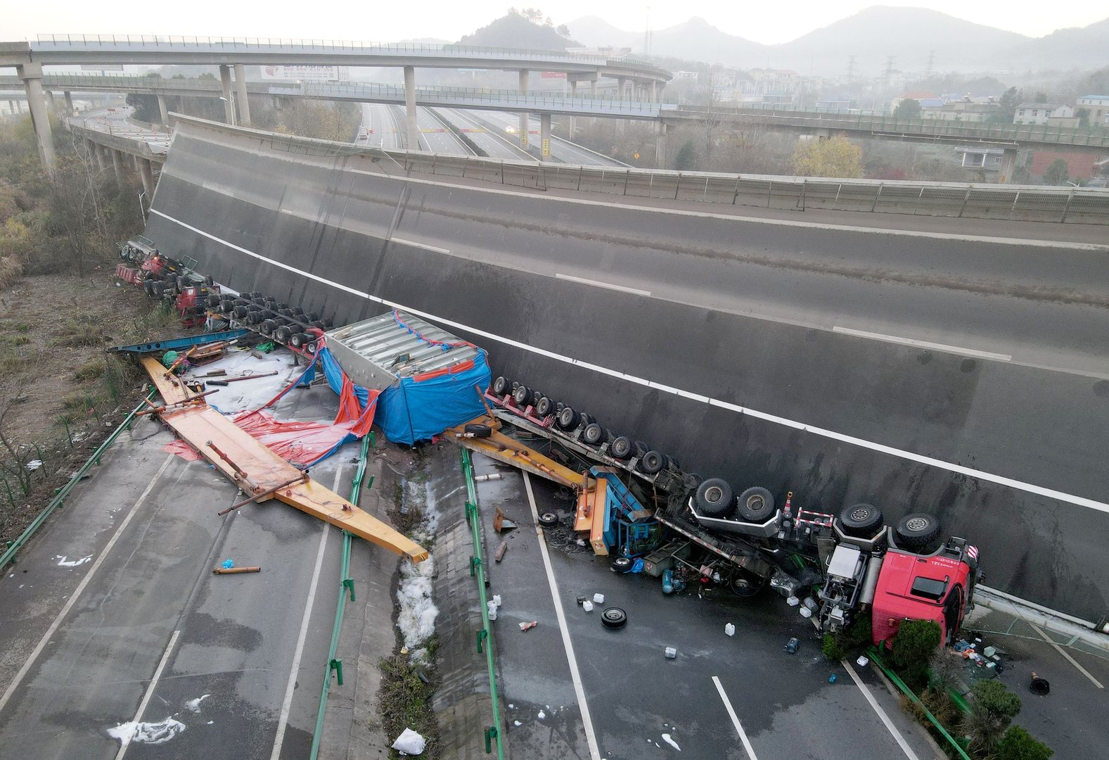 湖北一高速公路桥侧翻,事发匝道去年曾加固,为何依旧发生了事故?