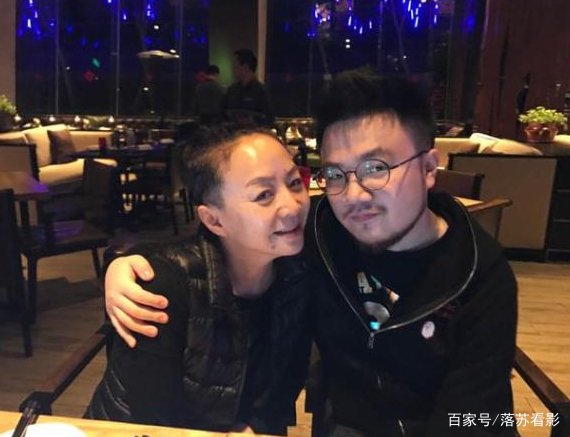 宋丹丹儿子瘦了,儿媳大长腿超吸睛,你羡慕了吗?