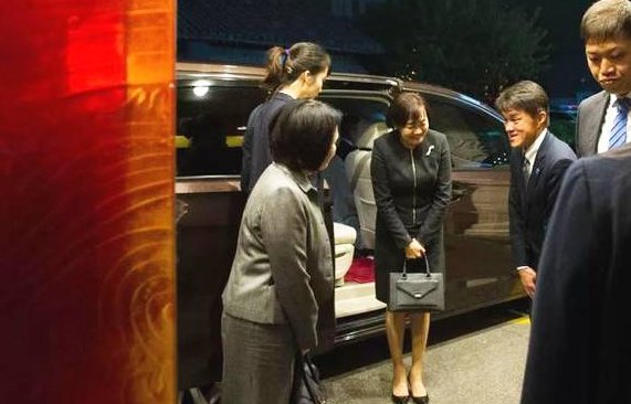 安倍葬礼后夫人现身灵车副驾,她的状态如何?